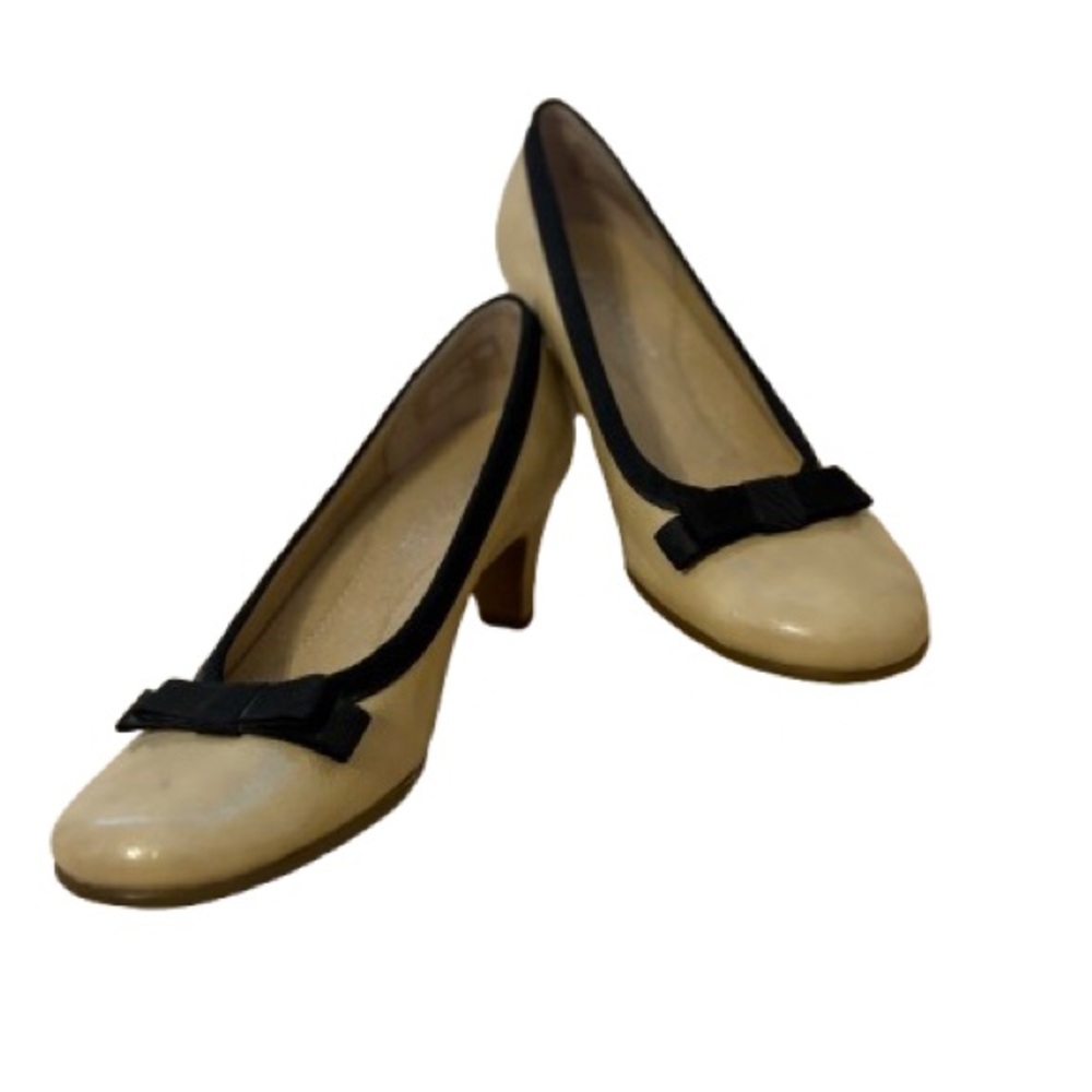 AEROSOLES Elegant Cream Heels with Black Bow